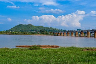 Kesinga, Kalahandi, Odisha, Hindistan. 26 Haziran 2020. Güzel Doğal Manzaralı Luthurband 'de, Tel Nehri üzerindeki Hint Demiryolları Köprüsü. 
