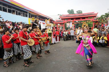 Bali dansçısı Endonezya 'daki Bogor sokak festivalinde sahne aldı.
