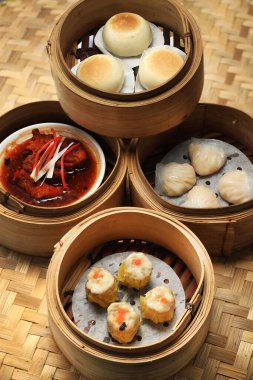 Bambu buhar kaplarında bir çeşit dim sum.