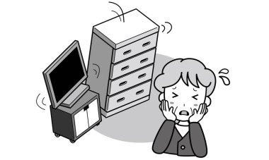 Deprem yüzünden mobilyaları sallanan yaşlı bir kadın.