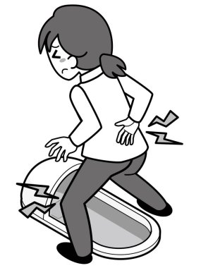 Japon tarzı bir tuvalette dizleri ve beli ağrıyan bir kadın.