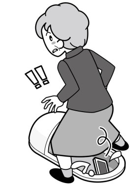 Yaşlı bir kadın Japon tarzı tuvaleti geçerken cep telefonunu düşürüyor.