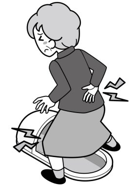 Japon tarzı bir tuvaleti geçerken dizleri ve beli ağrıyan yaşlı bir kadın.