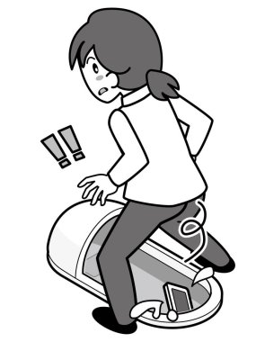 Japon tarzı tuvaleti geçerken cep telefonunu düşüren bir kadın.