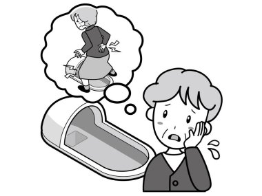 Japon tarzı tuvalette sırtı ve bacağı ağrıyan yaşlı bir kadın.