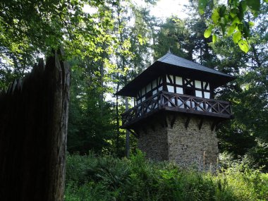 Ren nehrine yakın eski limonlar boyunca uzanan Roma kulelerinden biri..