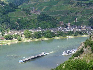 Ren 'deki Bacharach' ta Burg Stahleck 12. yüzyılda inşa edildi ve nehrin 160 metre yukarısında iyi bilinen bir manzarası var..