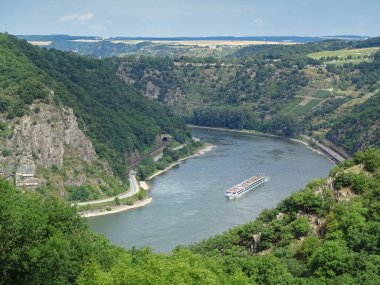 Kaub, Almanya - Yaz 2017: Ren nehri boyunca popüler uzun mesafe yürüyüş parkuru 'Rheinsteig' e gidiyor. Bu yoldaki en önemli nokta Loreley kayası. Nehrin bir sonraki kıvrımından sonra görünür olacak. Manzara özellikle güzel.