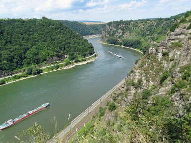 Loreley sayesinde, St. Goar Rhine Vadisi 'nin (UNESCO Dünya Mirası) en ünlü köylerinden biridir. Nehrin iki yakasında da güzel patikalar var, gemiler dolu..