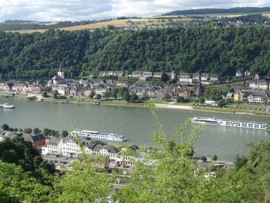 Loreley sayesinde, St. Goar Rhine Vadisi 'nin (UNESCO Dünya Mirası) en ünlü köylerinden biridir. Nehrin iki yakasında da güzel patikalar var, gemiler dolu..