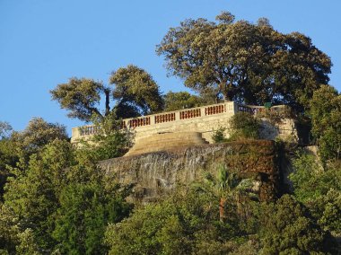 Şelale şehrin dönüm noktası Nice 'teki Colline du Chateau' nun bir parçası. Fotoğraf Nice rıhtımından çekildi..