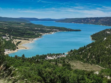 Evet, Fransız Bölgesi 'ndeki Lac de Sainte Croix gerçekten çok mavi. Eğlence alanı ve yakınlardaki Alpler 'de başlangıç noktası..