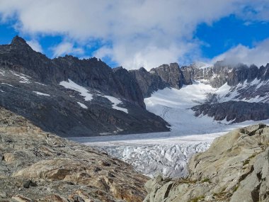 İsviçre 'deki Furkapass' taki Rhone buzulu, ilerleyen düşüşüyle iklim değişikliğinin açık belirtilerini gösteriyor..