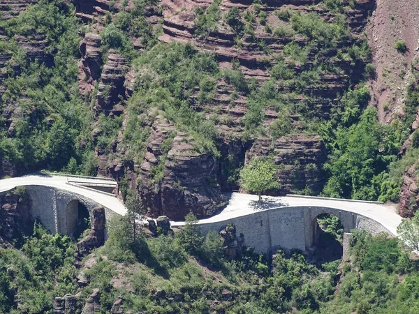 フランスのプロヴァンスにあるダルース渓谷は赤い岩だけでなく知られています 道路のスペースが不足しているので トンネルや橋を常に変更します — ストック写真