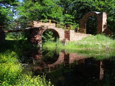 UNESCO Mirası 'Beckerbruch' un bir parçası olan Dessau 'da halihazırda bir ruid inşa köprüsü olarak bulunuyor..