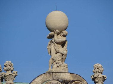 Herkül dünyayı omuzlarından taşır (Wallpavillon in Dresden Zwinger - Saksonya / Almanya)