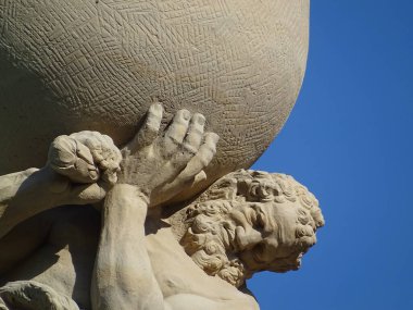 Herkül dünyayı omuzlarından taşır (Wallpavillon in Dresden Zwinger - Saksonya / Almanya)