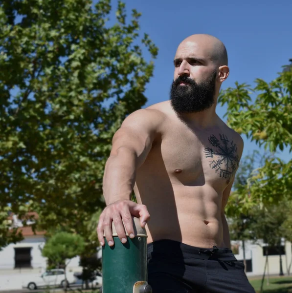 Hombre Musculoso Fitness Mirando Izquierda Parque Público Con Mucho Espacio — Foto de Stock