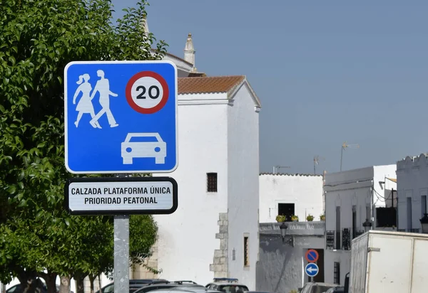 İspanyolcada yaya tercihi ve hız sınırlamasının trafik işareti saatte 20 kilometredir.