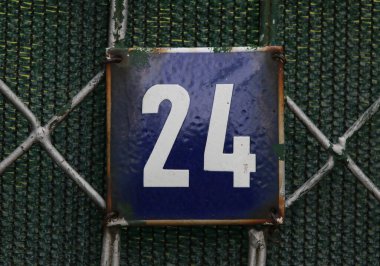 Eski model, kare, paslı, paslı bir plaka. Adres numarası da var. Yaklaş, marka..