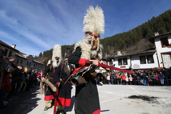 2020年3月1日 保加利亚希罗卡 在保加利亚希罗卡举行的 Pesponedelnik 狂欢节上 戴面具的库克里人跳着舞 表演恐吓恶灵 — 图库照片