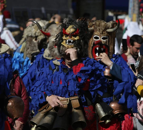 2013 Shiroka Laka Bulgaria March 2020 사람들은 마스크를 Kukeri Dance — 스톡 사진