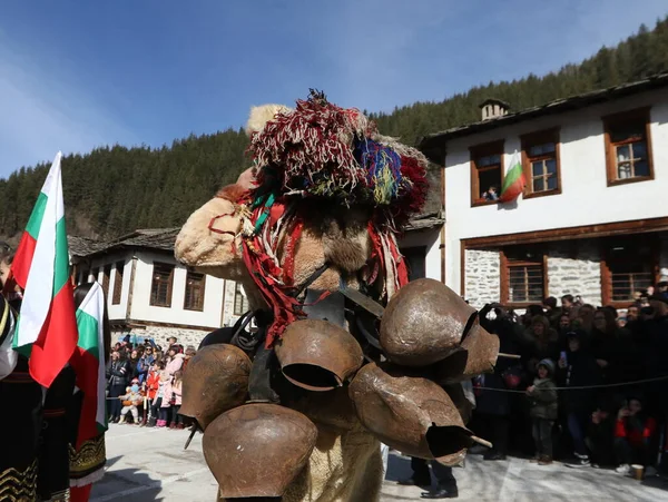 2020年3月1日 保加利亚希罗卡 在保加利亚希罗卡举行的 Pesponedelnik 狂欢节上 戴面具的库克里人跳着舞 表演恐吓恶灵 — 图库照片