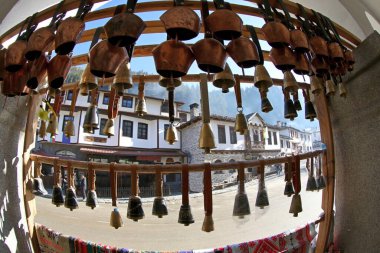 Shiroka Laka, Bulgaristan - 1 Mart 2020: Bulgaristan 'ın Shiroka Laka kentindeki Rodop köyündeki evlere karşı ahşaptan yapılmış ev aletleri ve aletler