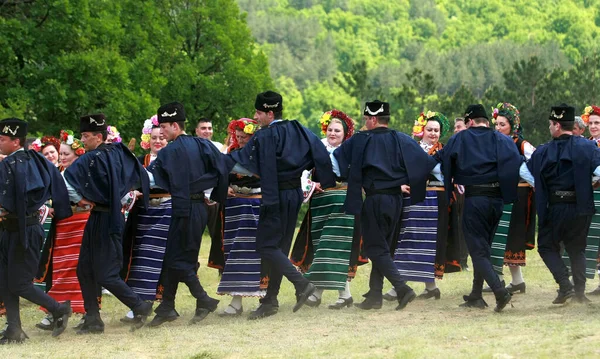 Varvara Bulgarien Maj 2015 Människor Traditionella Kostymer Dansar Bulgariska Horo — Stockfoto