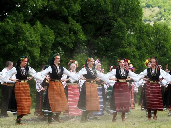 Varvara Bulharsko Května 2015 Lidé Tradičních Kostýmech Tančí Bulharské Horo — Stock fotografie