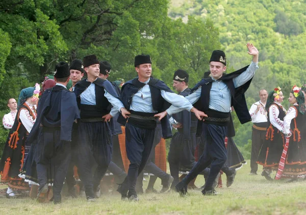 Βαρβάρα Βουλγαρία Μαΐου 2015 Άνθρωποι Παραδοσιακές Φορεσιές Χορεύουν Βουλγαρικό Χορό — Φωτογραφία Αρχείου