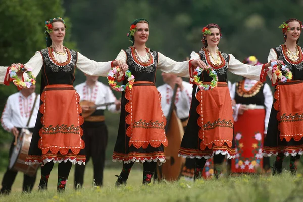 Varvara Bulgaria May 2015 People Traditional Costumes Dance Bulgarian Horo — Stock Photo, Image