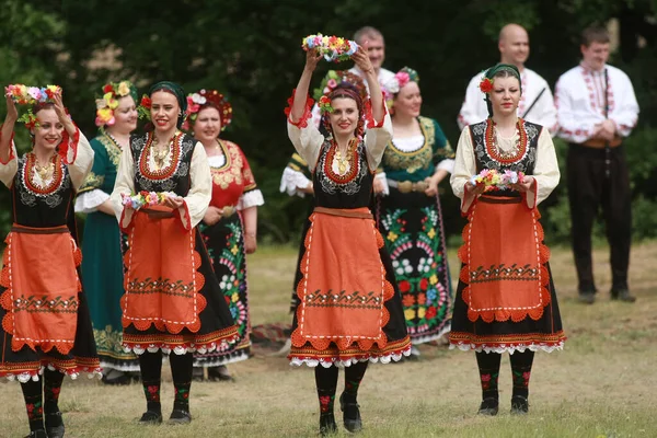 Варвара Болгария Мая 2015 Люди Традиционных Костюмах Танцуют Болгарский Хоро — стоковое фото