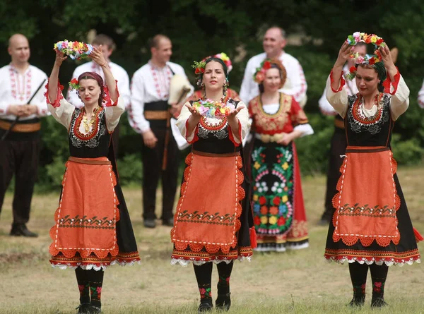 Βαρβάρα Βουλγαρία Μαΐου 2015 Άνθρωποι Παραδοσιακές Φορεσιές Χορεύουν Βουλγαρικό Χορό — Φωτογραφία Αρχείου