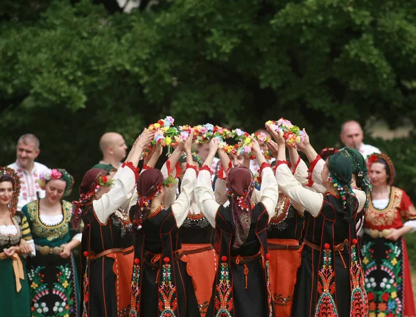 Varvara Bulgária 2015 Május Hagyományos Jelmezes Emberek Bolgár Horo Rét — Stock Fotó