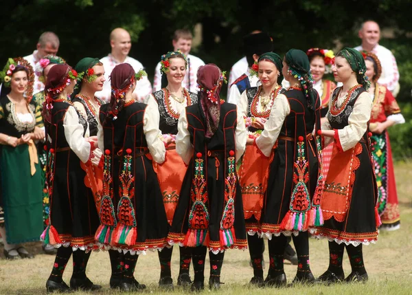 Varvara Bulgarien Maj 2015 Människor Traditionella Kostymer Dansar Bulgariska Horo — Stockfoto