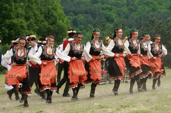 Varvara Bulharsko Května 2015 Lidé Tradičních Kostýmech Tančí Bulharské Horo — Stock fotografie