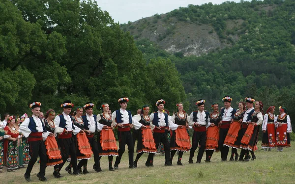 Varvara Bulgária Maio 2015 Pessoas Trajes Tradicionais Dançam Horo Búlgaro — Fotografia de Stock