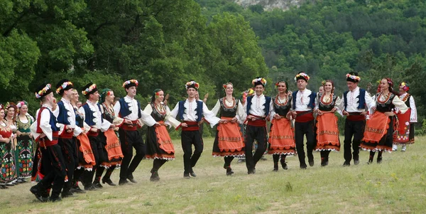 Varvara Bulgaria Mayo 2015 Gente Con Trajes Tradicionales Baila Horo —  Fotos de Stock