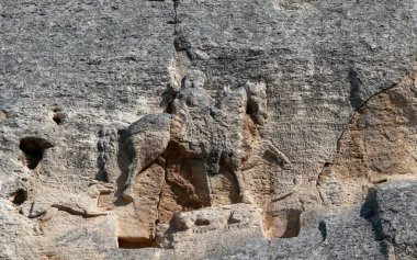 Madara Süvarisi ortaçağdan kalma büyük bir kaya rahatlamasıdır. Bu, Bulgaristan 'ın küresel sembolüdür.