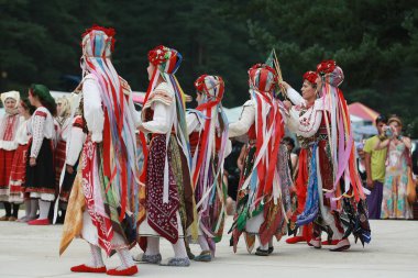 Koprivshtica, Bulgaristan - 7 Ağustos 2010: Koprivshtica 'daki Ulusal Folklor Fuarı' nın geleneksel halk kostümlü insanları. Koprivshtica 'daki Ulusal Folklor Fuarı, insan soyut kültür mirasının UNESCO kayıtlarına girdi.
