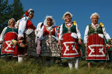 Koprivshtica, Bulgaristan - 7 Ağustos 2010: Koprivshtica 'daki Ulusal Folklor Fuarı' nın geleneksel halk kostümlü insanları. Koprivshtica 'daki Ulusal Folklor Fuarı, insan soyut kültür mirasının UNESCO kayıtlarına girdi.