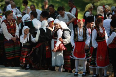 Koprivshtica, Bulgaristan - 7 Ağustos 2010: Koprivshtica 'daki Ulusal Folklor Fuarı' nın geleneksel halk kostümlü insanları. Koprivshtica 'daki Ulusal Folklor Fuarı, insan soyut kültür mirasının UNESCO kayıtlarına girdi.