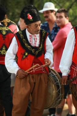 Koprivshtica, Bulgaristan - 7 Ağustos 2010: Koprivshtica 'daki Ulusal Folklor Fuarı' nın geleneksel halk kostümlü insanları. Koprivshtica 'daki Ulusal Folklor Fuarı, insan soyut kültür mirasının UNESCO kayıtlarına girdi.