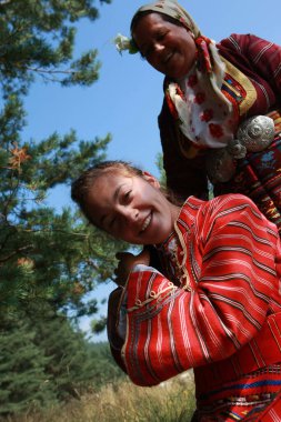 Koprivshtica, Bulgaristan - 7 Ağustos 2010: Koprivshtica 'daki Ulusal Folklor Fuarı' nın geleneksel halk kostümlü insanları. Koprivshtica 'daki Ulusal Folklor Fuarı, insan soyut kültür mirasının UNESCO kayıtlarına girdi.