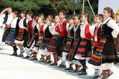 Koprivshtica, Bulgaristan - 7 Ağustos 2010: Koprivshtica 'daki Ulusal Folklor Fuarı' nın geleneksel halk kostümlü insanları. Koprivshtica 'daki Ulusal Folklor Fuarı, insan soyut kültür mirasının UNESCO kayıtlarına girdi.