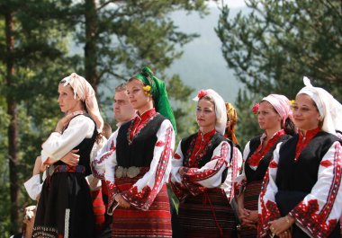 Koprivshtica, Bulgaristan - 7 Ağustos 2010: Koprivshtica 'daki Ulusal Folklor Fuarı' nın geleneksel halk kostümlü insanları. Koprivshtica 'daki Ulusal Folklor Fuarı, insan soyut kültür mirasının UNESCO kayıtlarına girdi.