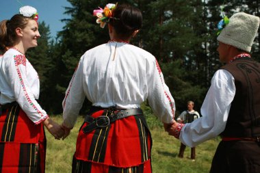Koprivshtica, Bulgaristan - 7 Ağustos 2010: Koprivshtica 'daki Ulusal Folklor Fuarı' nın geleneksel halk kostümlü insanları. Koprivshtica 'daki Ulusal Folklor Fuarı, insan soyut kültür mirasının UNESCO kayıtlarına girdi.