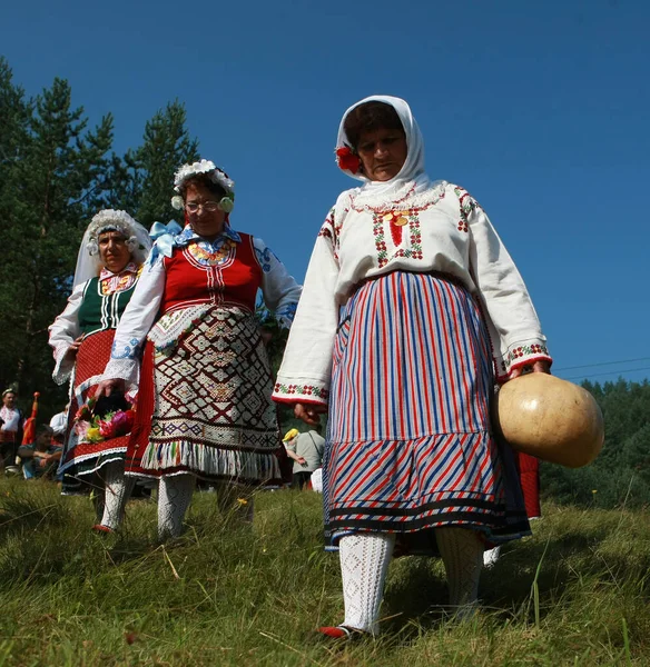 2010年8月7日 ブルガリアのコプリビシュティカで開催される民族衣装を着た人々 コプリシュティカの国立民俗祭は 人間の無形文化遺産のユネスコ登録簿に入力されています — ストック写真