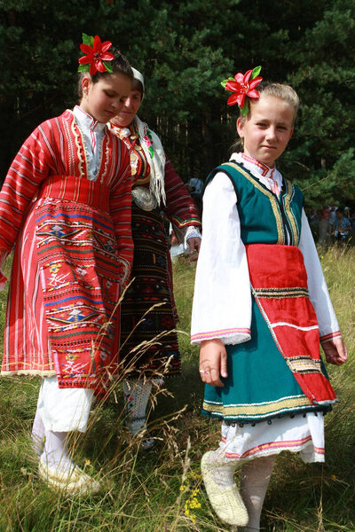 Копривштица, Болгария - 7 августа 2010 года: Люди в традиционном народном костюме Национальной фольклорной ярмарки в Копривштице. Национальная фольклорная ярмарка в Копривштице внесена в Реестр нематериального культурного наследия ЮНЕСКО
